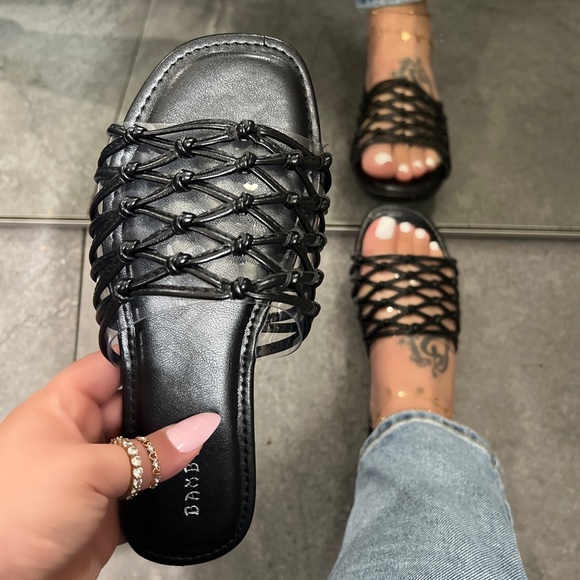 BAMBOO Shoes - NWT!! Open-toe Knot Detail Flat Sandals